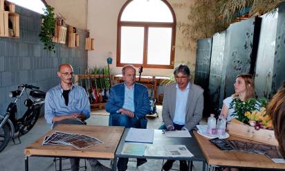Il direttore Quagliotto, il secondo da sinistra, alla presentazione di un nuovo progetto occupazionale della cooperativa Alternativa