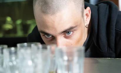 “Operazione Vendetta” con Rami Malek. In sala anche “La casa degli sguardi” e “Sotto le foglie”