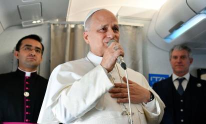 Leone XIV: conferenza stampa aereo, “non sono un politico, parlo di Vangelo”, “ai leader del mondo dico: basta guerre”