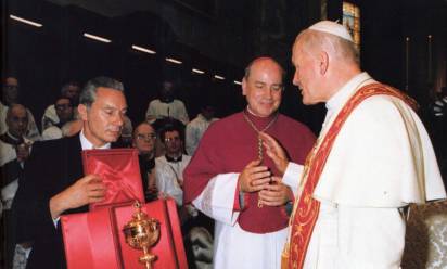 Gugel, a sinistra, con il vescovo di Vittorio Veneto Eugenio Ravignani e papa Giovanni Paolo II