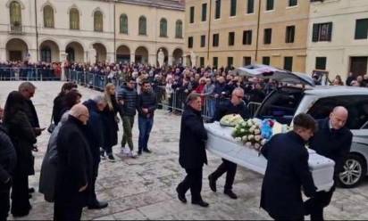 A Castelfranco i funerali di Vanessa Ballan. Il Vescovo: “Speranza non toglie il dolore, silenzio dai clamori ma non da ricerca di giustizia”