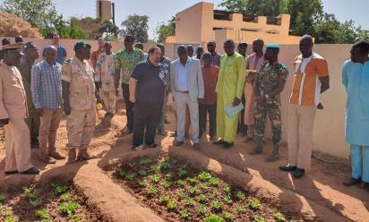 Inaugurazione del progetto Caritas in Mali, il 6 febbraio 2020. Ahmadou Tounkara è in completo grigio