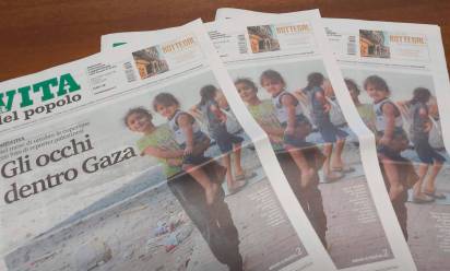 La foto nella copertina del giornale è del fotografo palestinese Ebrahim Hajjaj, reporter dell’agenzia Reuters