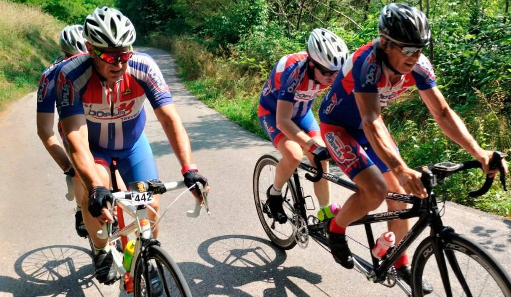 Andrea Zanibellato in gara insieme al fratello gemello Sandro e alle due guide Mauro Paulon e Mauro Torresan