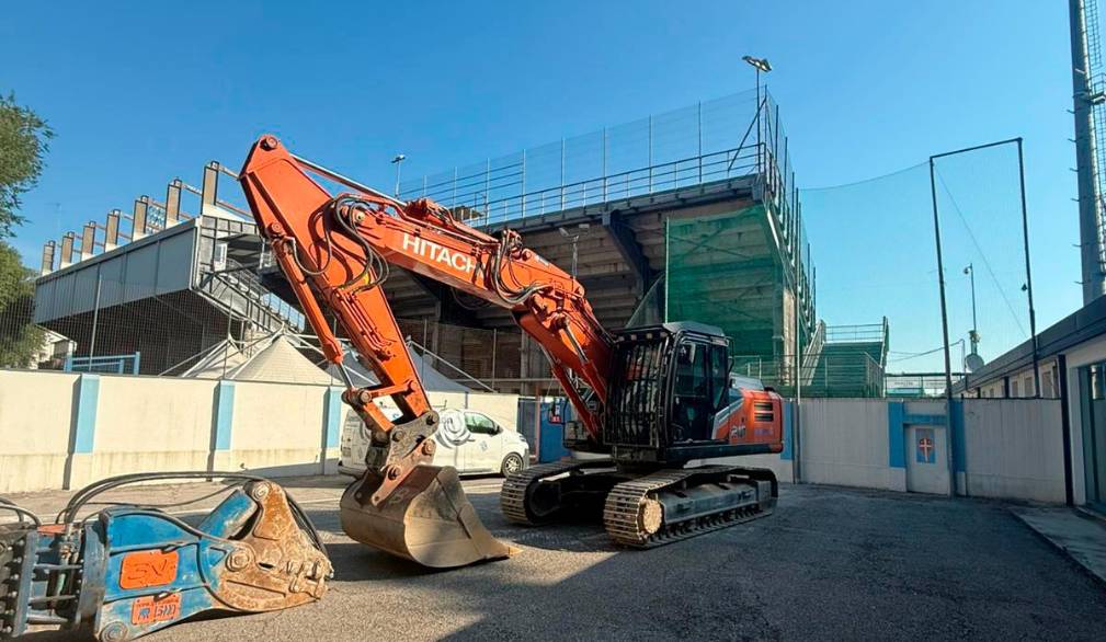 Lavori di ristruttura-zione dello stadio Omobono Tenni in vista dell’inizio del campionato