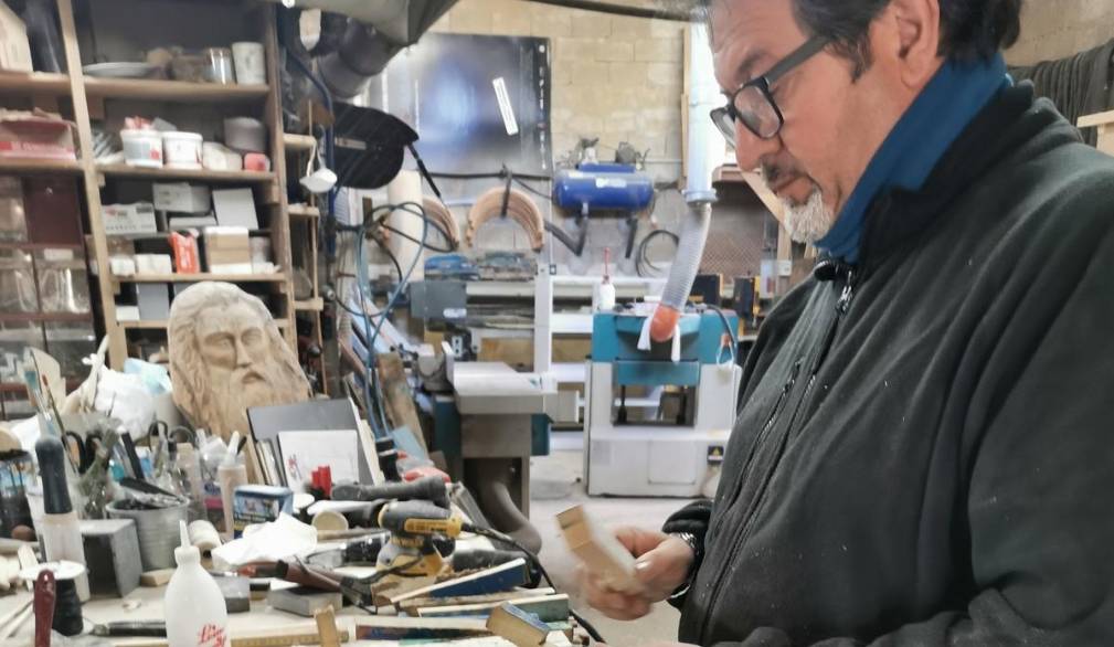 Francesco Tuccio nel suo laboratorio di falegnameria