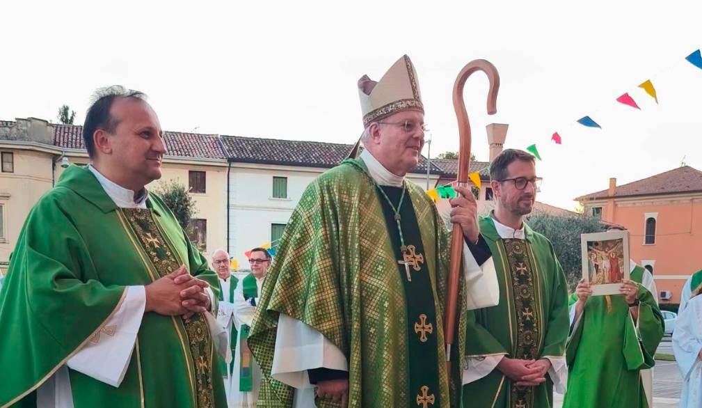 Arcade., l’ingresso di don Claudio Sartor, accompagnato dal Vescovo: “Vengo per servire”