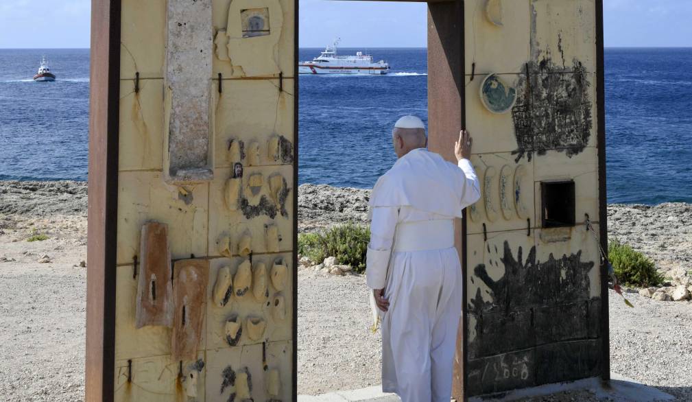 Papa a Lampedusa: “i morti in questo mare sono vittime di decisioni prese e mancate”