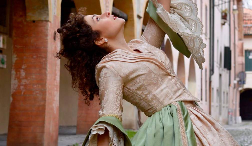 Madame Camelia, un personaggio dell’800, interpretato da Irene Albanese, sbalzata in questo mondo moderno