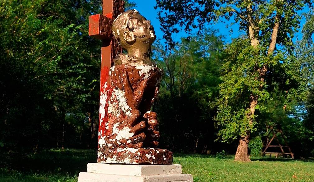 La statua in memoria del piccolo Mario Rorato, nel parco Fluviale di San Donà, necessita di restauro