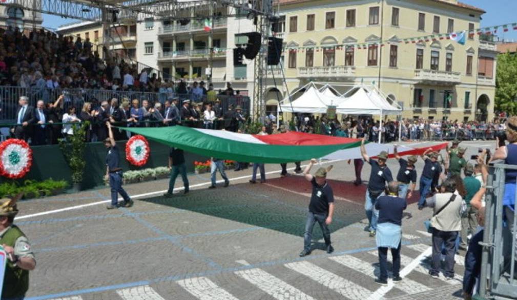 Tredici ore di sfilata per ottantamila alpini. In tantissimi ad assistere