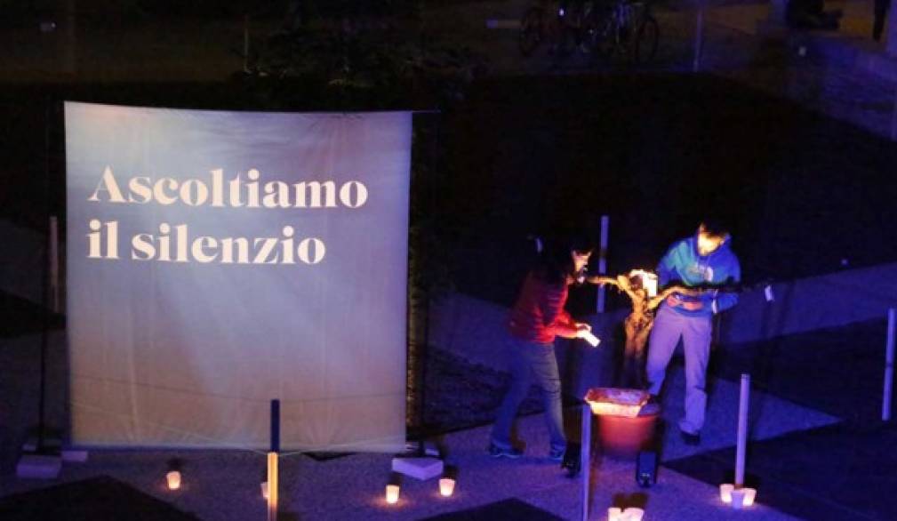 Migranti morti: la preghiera nel silenzio che sale dal profondo del mare