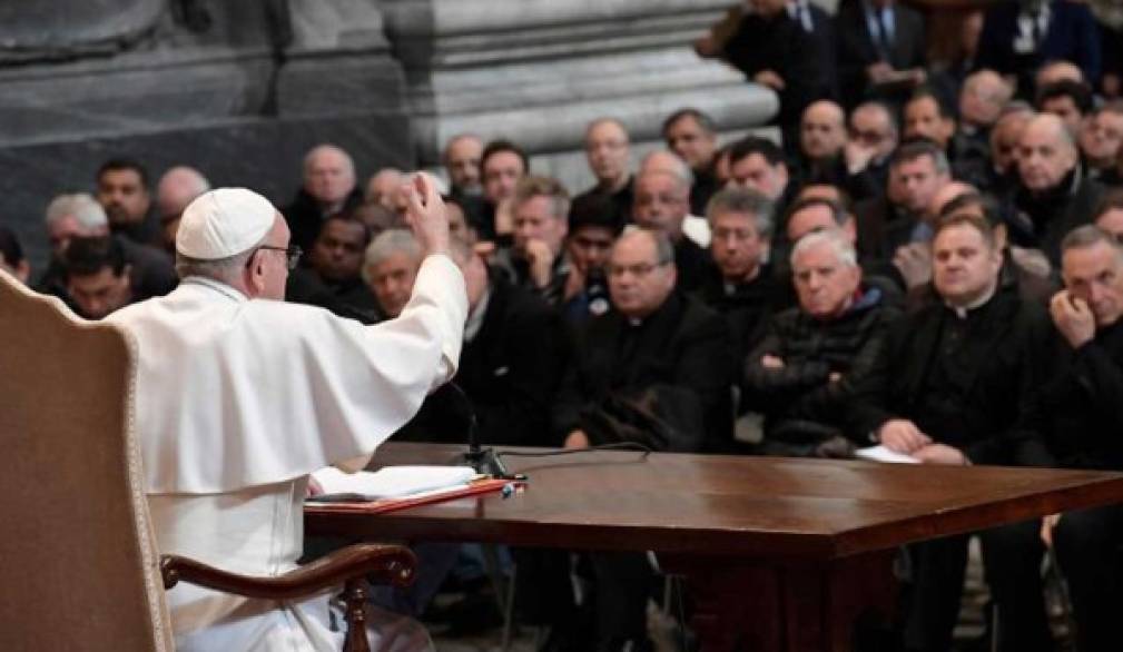 Il Papa ai preti romani: la fede cresce mettendosi alla prova