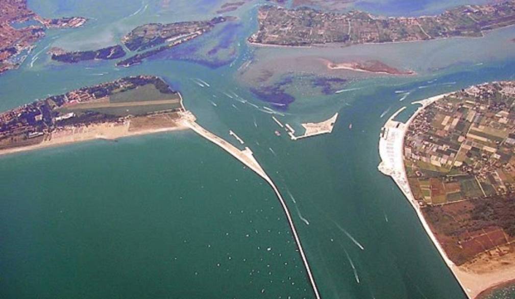 Indagini sul Mose: spunta il nome di Tremonti. Caos a Venezia in Consiglio comunale