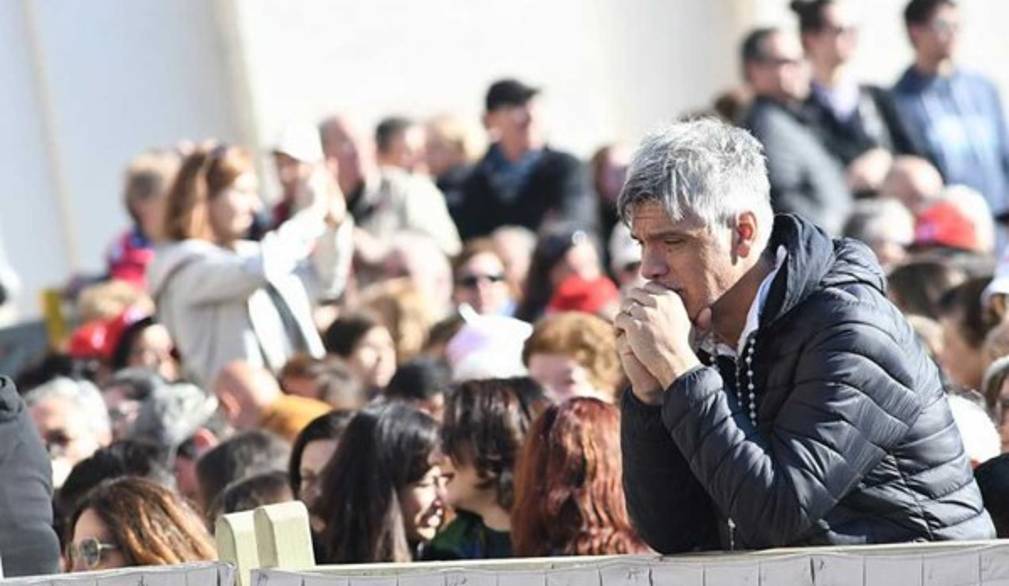 Papa Francesco invita i fedeli a pregare il rosario ogni giorno in ottobre per "proteggere la Chiesa dal diavolo"