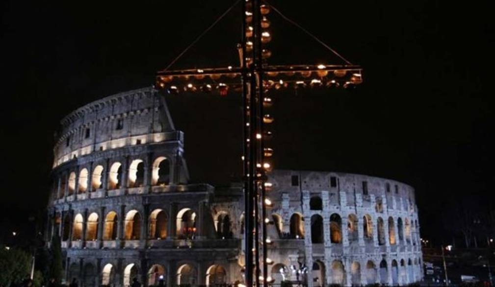 Sul Golgota una nascita, al Colosseo la Via crucis scritta da una donna