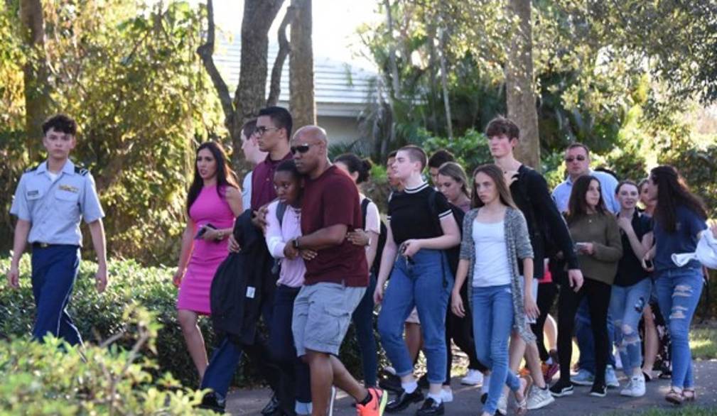 Florida, strage in un liceo a Parkland. L’arcivescovo di Miami: “Atto di violenza insensata e di male orribile”