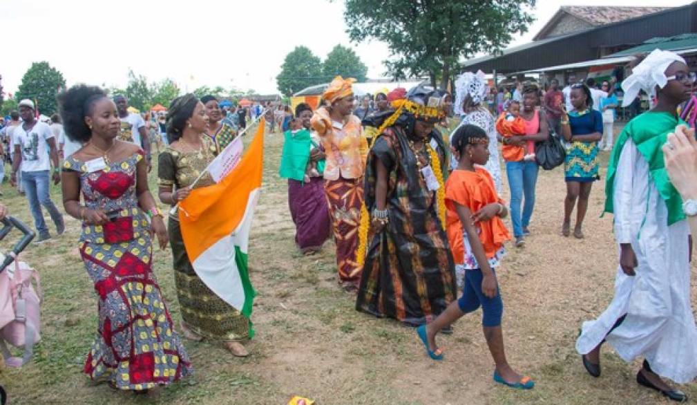 Volpago, caso migranti: la marcia dei "millepiedi"