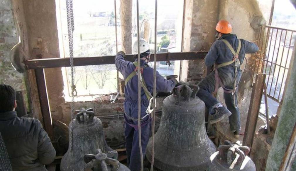 Zerman: tutto il paese in piazza per veder scendere le campane