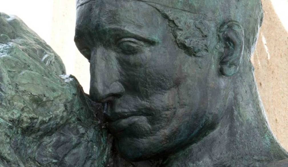 Piazza della Vittoria, la Gloria restaurata torna al suo posto