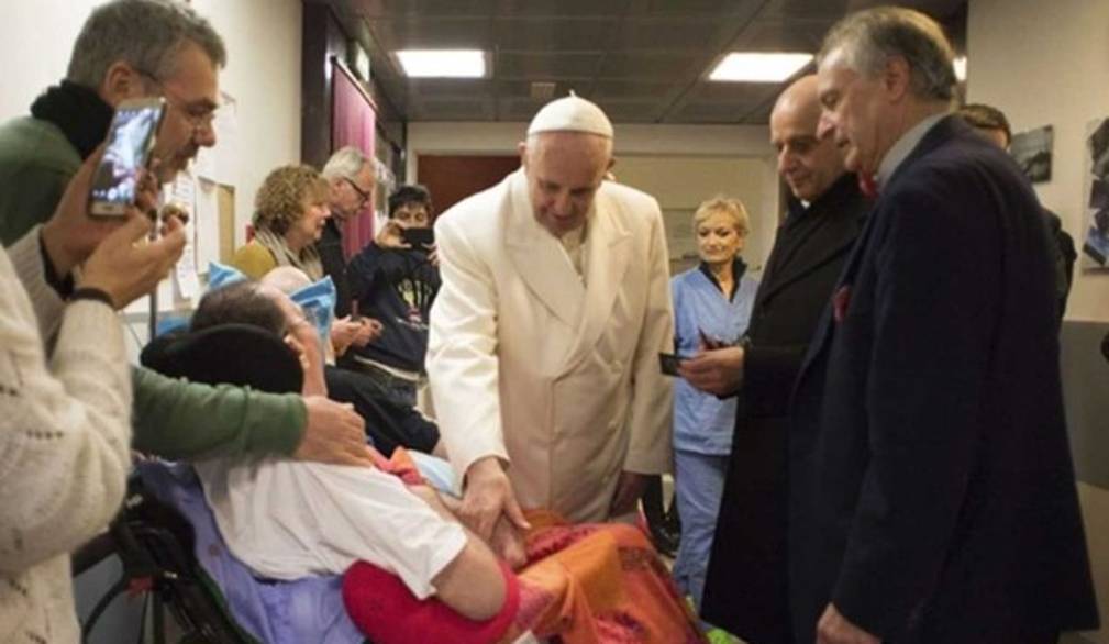 Il Papa: "Non abbandonare mai il malato ma niente accanimento"