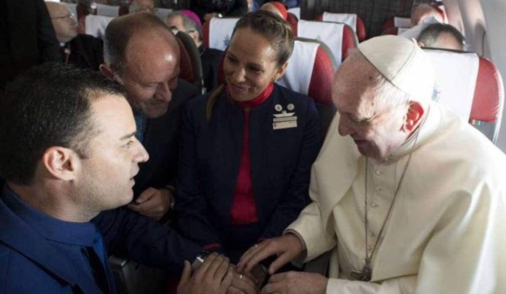Il Papa celebra a sorpresa un matrimonio durante il volo da Santiago a Iquique
