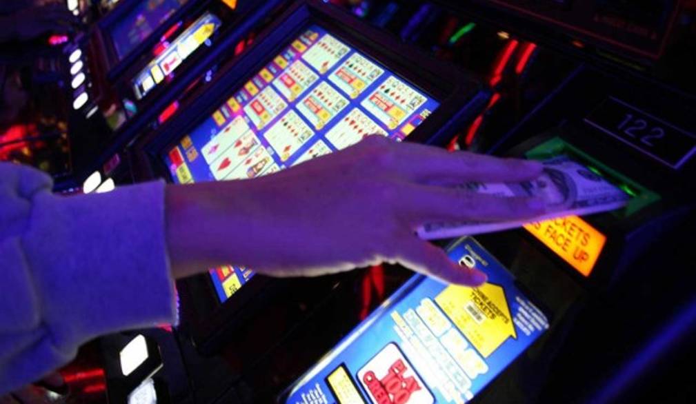 Renzi promette: via le slot. Ma ora vogliamo i fatti