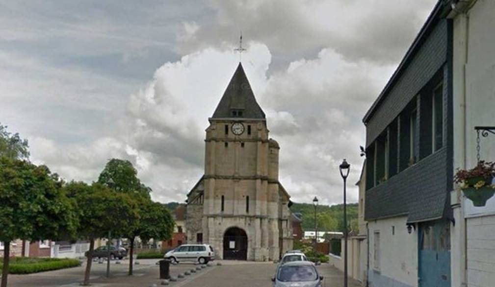 Sacerdote sgozzato in Francia, lo sgomento del mondo e di papa Francesco