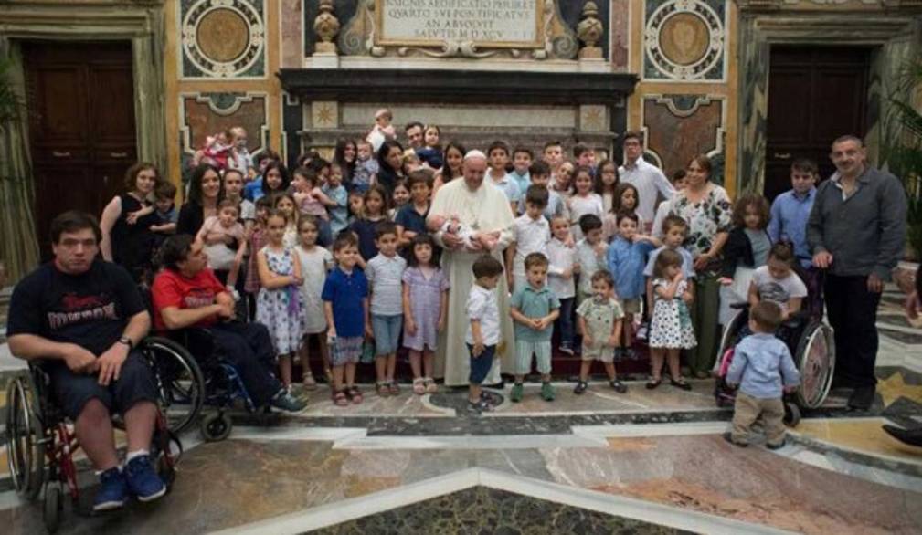 Il Papa: "La famiglia è una sola"