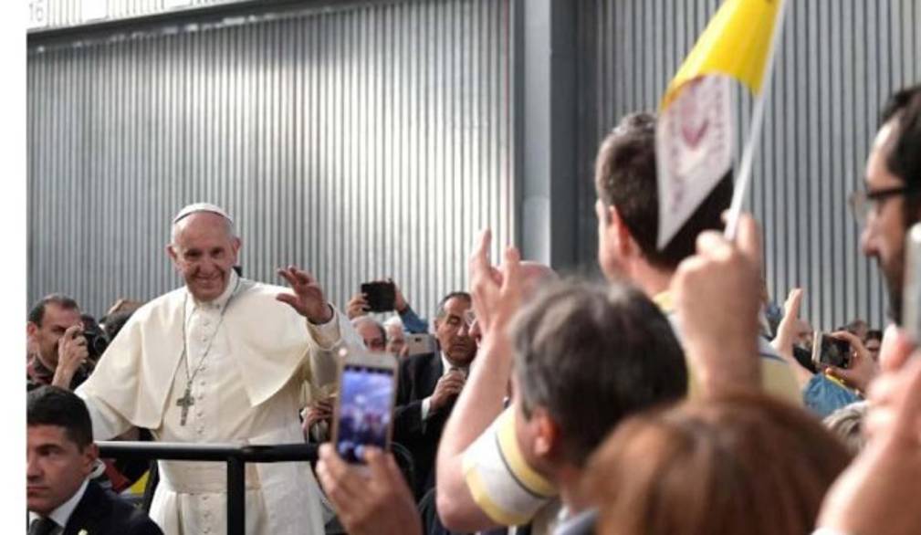 Il Papa a Genova: "L'obiettivo non è salario per tutti, ma lavoro per tutti"