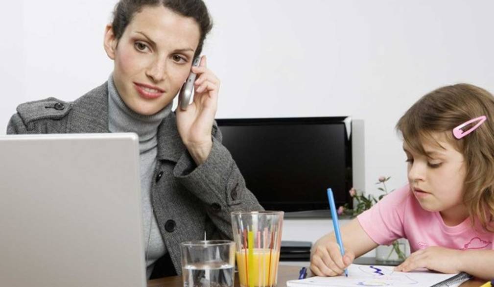 Donne acrobate tra lavoro e famiglia: i dati del Censis