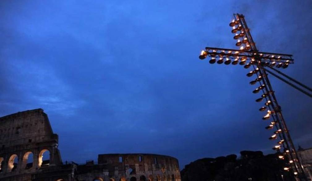 Colosseo, la prima via crucis scritta dai giovani