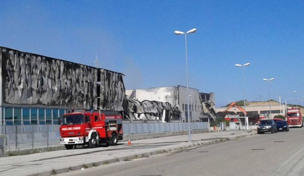 Castelfranco: dopo il rogo Vigili del fuoco ancora al lavoro