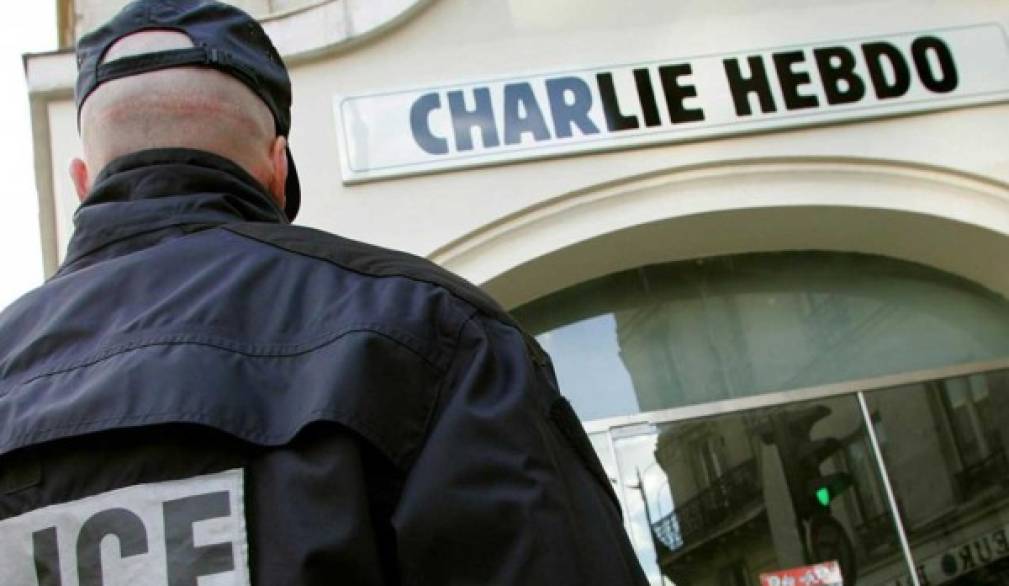 Charlie Hebdo sceglie di nuovo la strada della satira violenta
