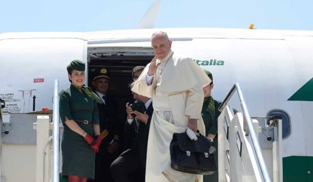 Francesco è in Polonia. E in aereo dice: "Siamo in guerra, ma non di religione"
