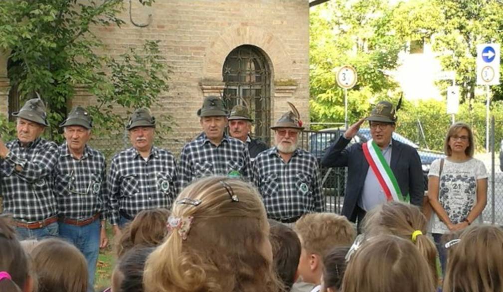 Scuole Fanna, Manildo apre l'anno scolastico con l'alzabandiera alpino