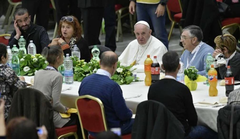 Papa Francesco: “Vivere a contatto coi bisognosi non è la moda di un pontificato”