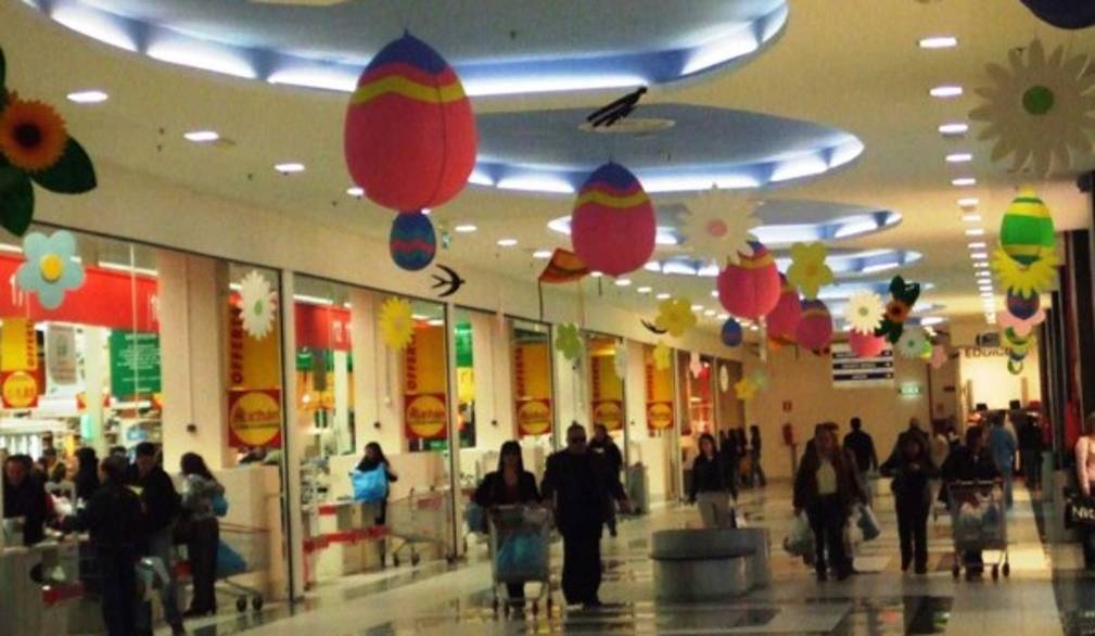 Centri commerciali aperti a Pasqua, scende in campo la Regione: "E' etico porre un limite"
