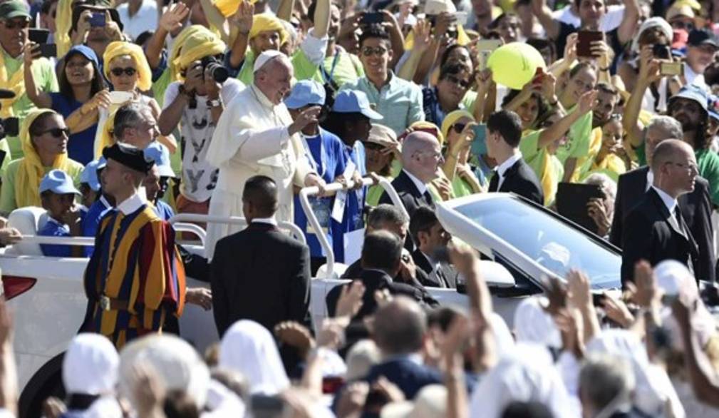 Il papa all'udienza: "Essere artigiani di misericordia"