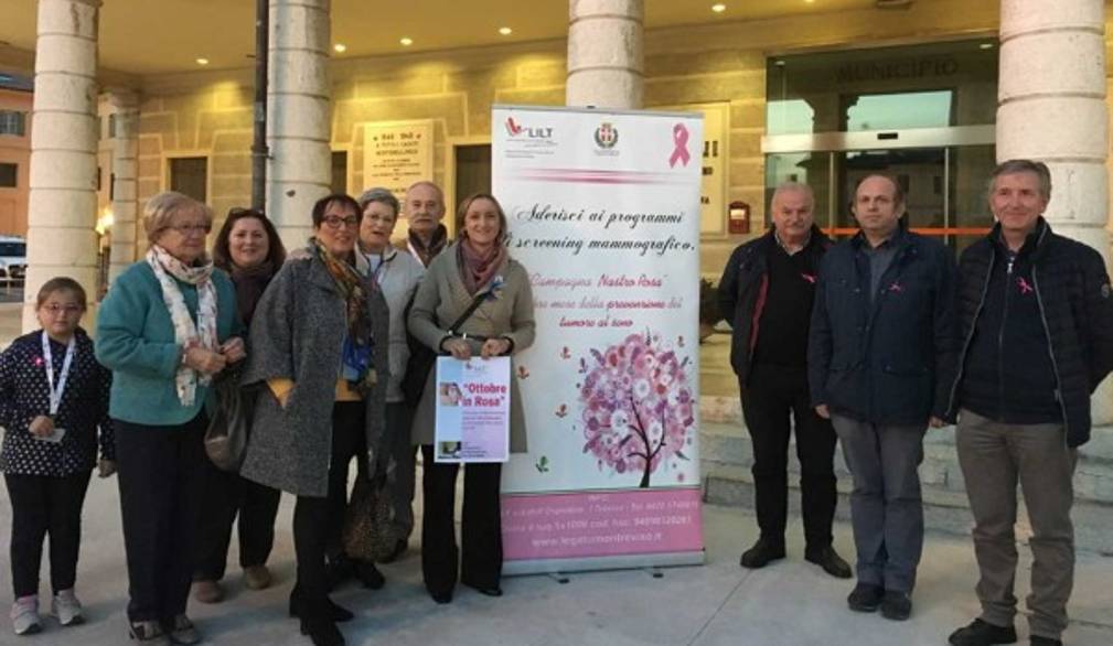 Municipio in rosa a Montebelluna per la campagna Lilt