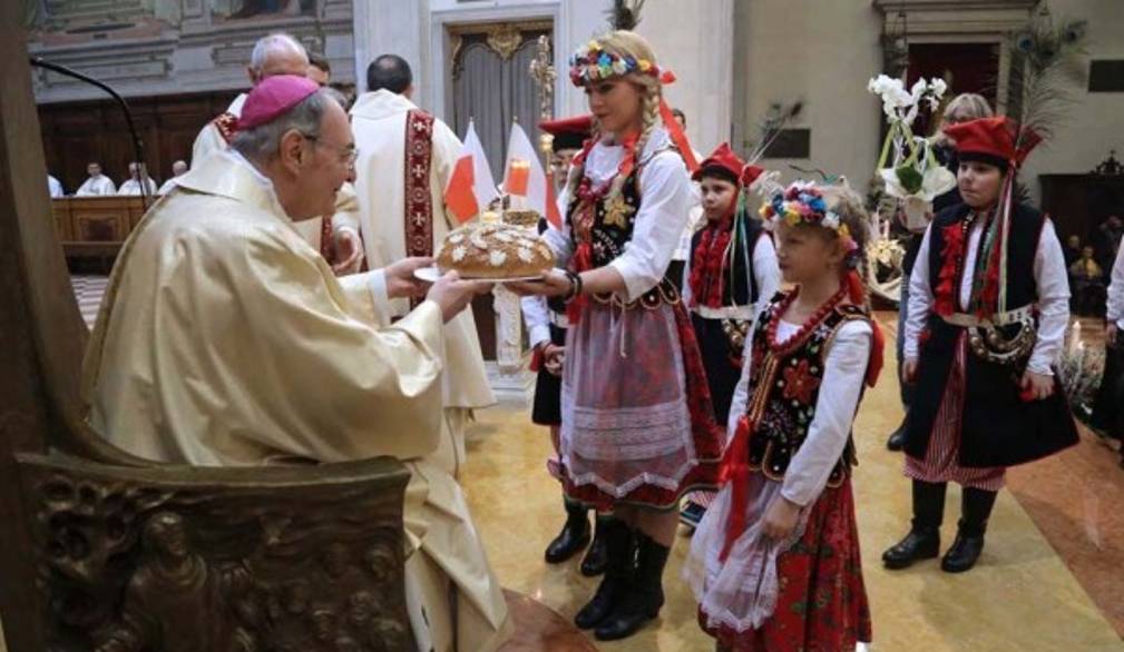 Messa festosa con tutti i colori dei popoli