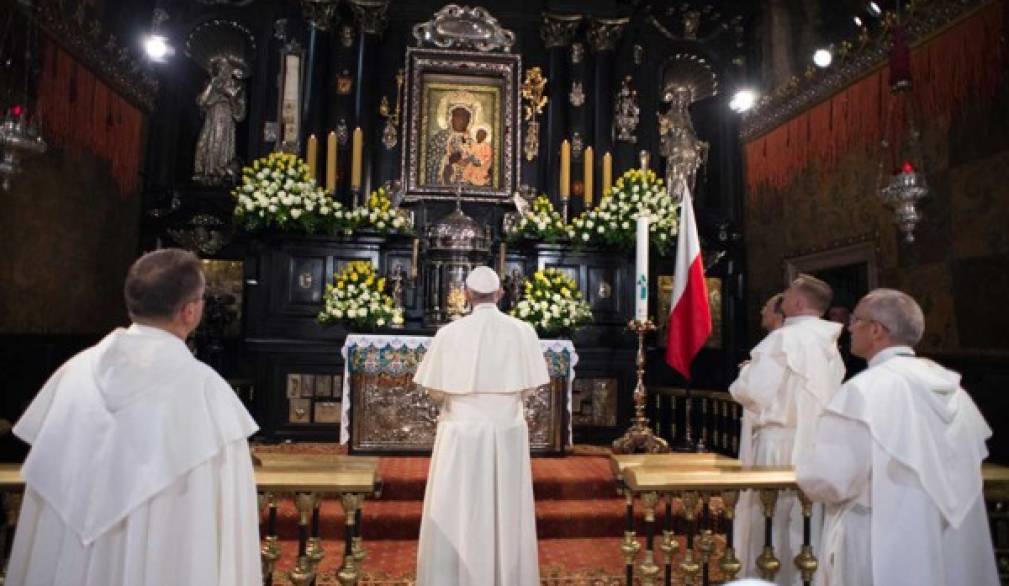 Il Papa davanti alla Madonna Nera accolto da una folla sterminata