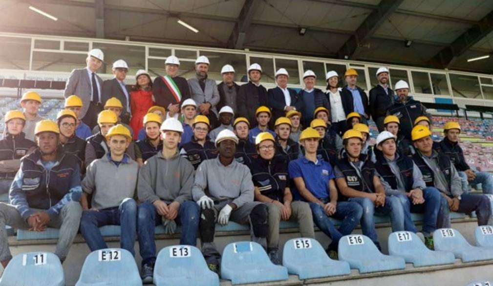Gli allievi della scuola edile apprendono il mestiere rinnovando lo stadio Tenni