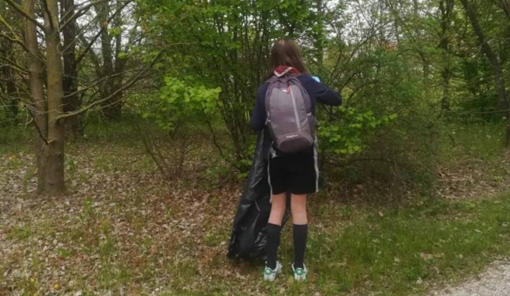 Le giovani scout aiutano a mantenere pulito San Donà
