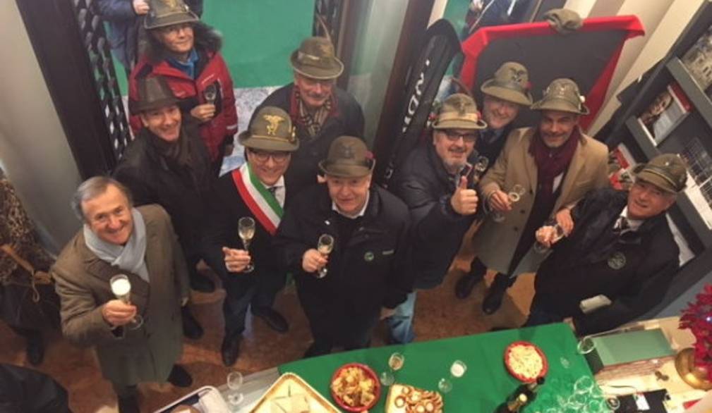 Alpini, taglio del nastro per il negozio temporaneo allestito in vista dell'adunata 2017