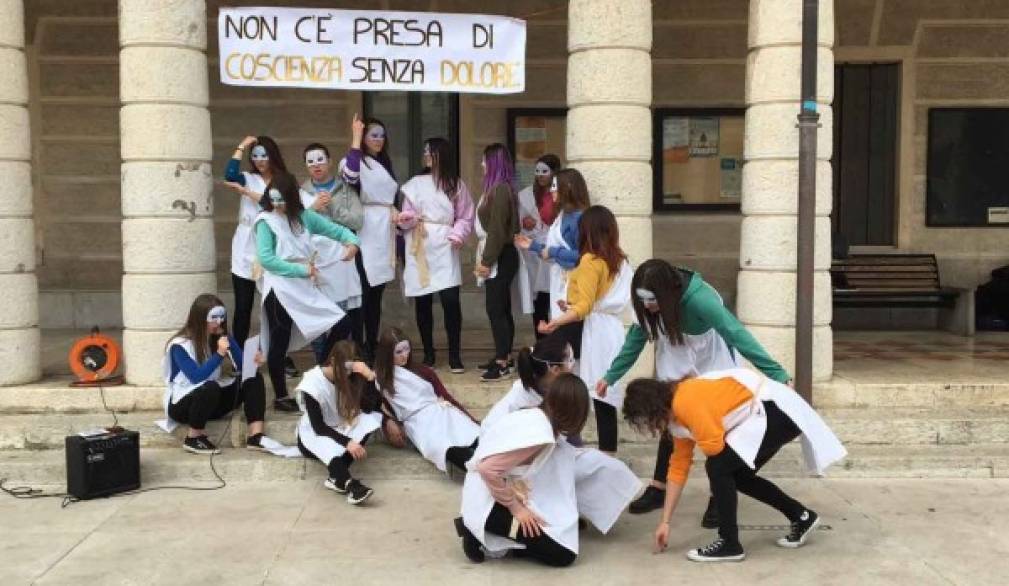 La Scuola di Atene per superare le divisioni: flash-mob degli studenti del Veronese a Montebelluna