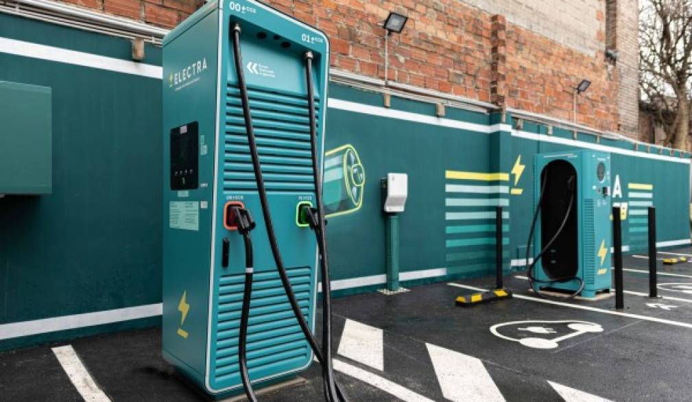 Auto elettriche, nuovi punti di ricarica ultraveloce in città