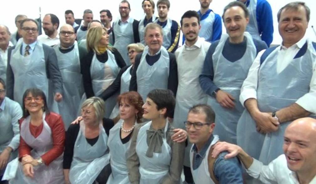 Solidarietà, 31 amministratori si trasformano in camerieri a Monastier