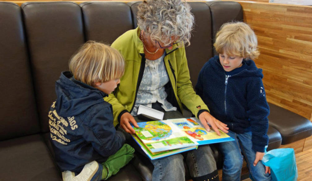Nonni e nipoti insieme sperimentano il ciclo della vita