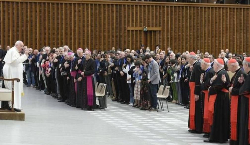 Sinodo: “sana decentralizzazione” per dare “più spazio a laici e donne”